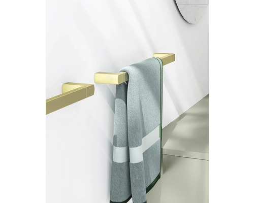 Handdukshållare med handduk i badrummet