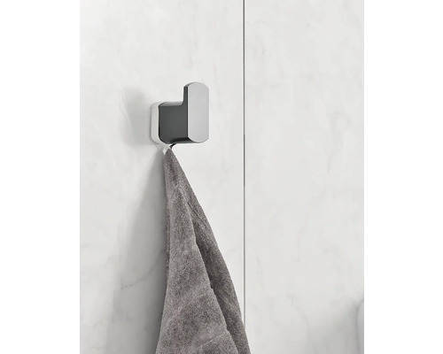 Handdukskrok med handduk fäst på en vägg