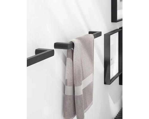 Väggmonterad handdukshållare med handduk