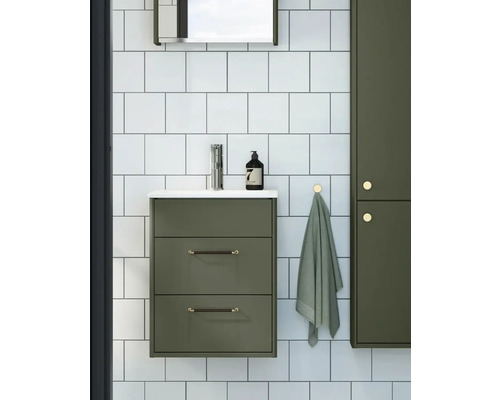 Badrum med tvättställsskåp, spegel, väggskåp, armatur och handduk