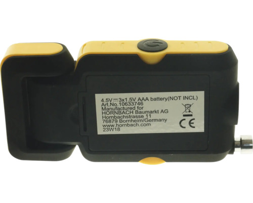 Baksida av ett gulsvart mätinstrument, information om batteridrift och CE-märkning