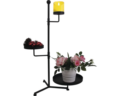 Etageställ med LED-ljus, dekorativa ornament och blomsterarrangemang