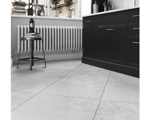 Ljusa köksplattor med mörka köksskåp, element och dekoration