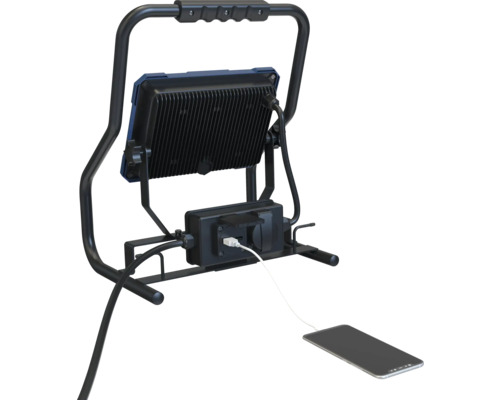 Arbetslampa med integrerat uttag och USB-anslutning för laddning av mobila enheter