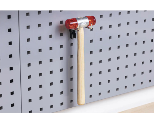 Mjuk hammare med trähandtag på en verktygstavla