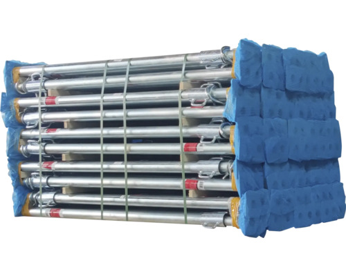 Stapel med galvaniserade byggnadsställningar på en pall