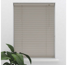 Stängd träpersienn framför ett fönster