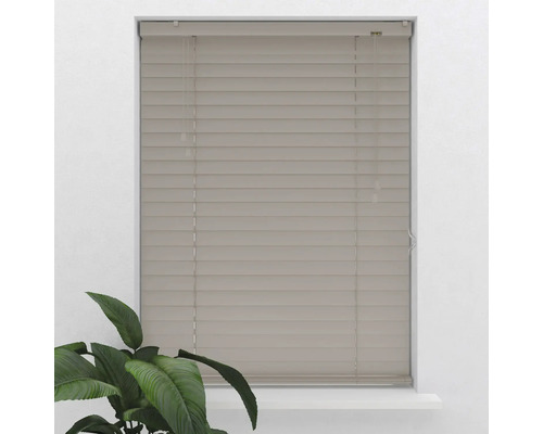 Stängd träpersienn framför ett fönster