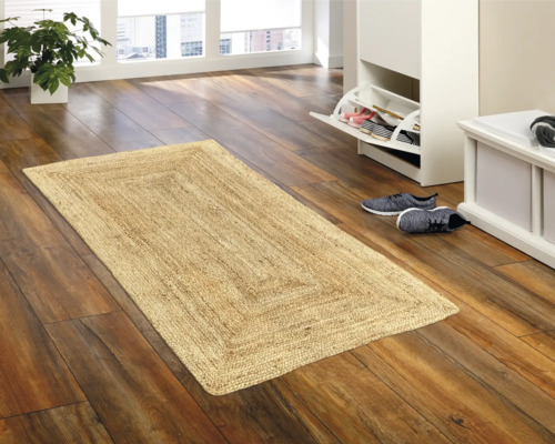 Hall med matta, skoskåp och dekoration