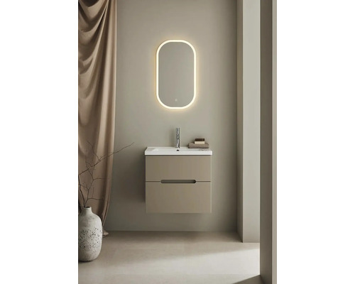 Modernt badrum med tvättställ, spegel med belysning och armatur