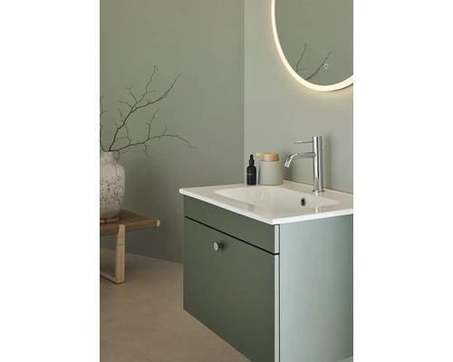 Badrum med tvättställsskåp, armatur och spegel med belysning