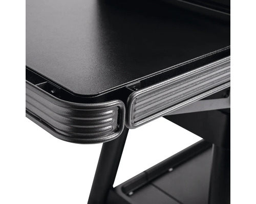 Detaljvy av en stekplatta med avlastningsbord