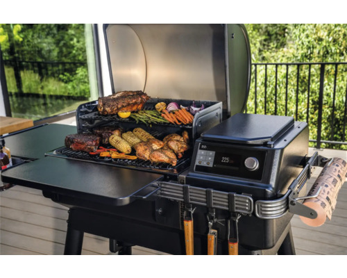 Grill med biffar, grönsaker och kyckling på gallret