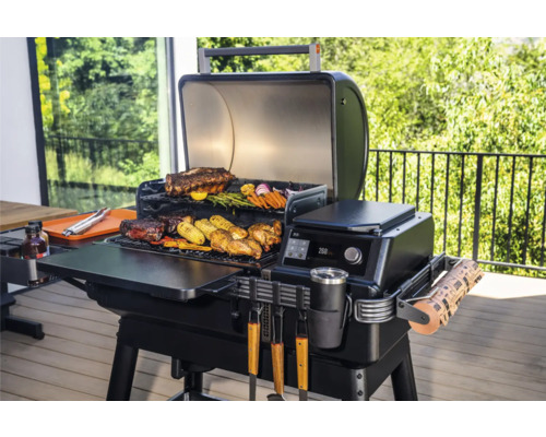 Grill med grillad mat som kött och grönsaker