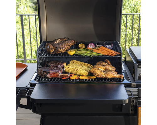 Grill med kött, majs och grönsaker på grillgallret