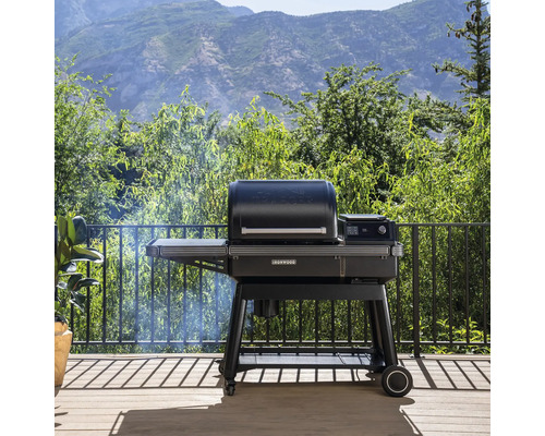 Traeger Ironwood Grill på en terrass med räcke och bergspanorama