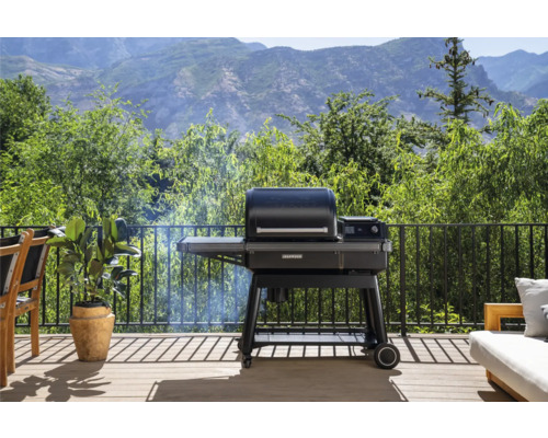 Grill på en terrass med utsikt över bergen