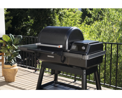 Svart utomhusgrill på en terrass.