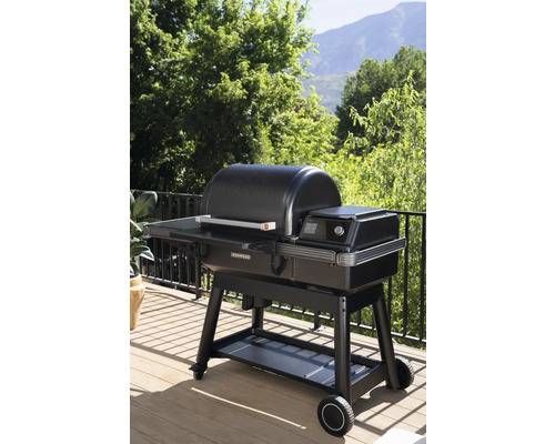 Ovanifrån av en svart Traeger Ironwood Pellet Grill utomhus.