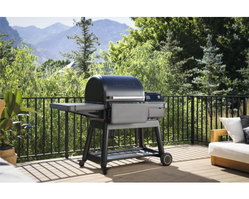 Traeger grill på en träterrass med utsikt över bergen