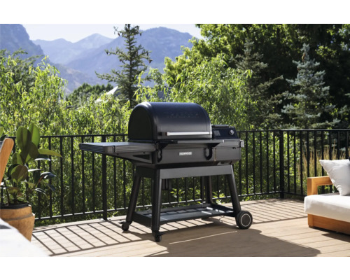 Grill med förvaringsutrymme på en terrass med naturlandskap i bakgrunden