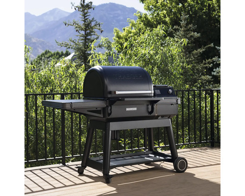 Traeger Ironwood pelletgrill på en terrass med sidobord