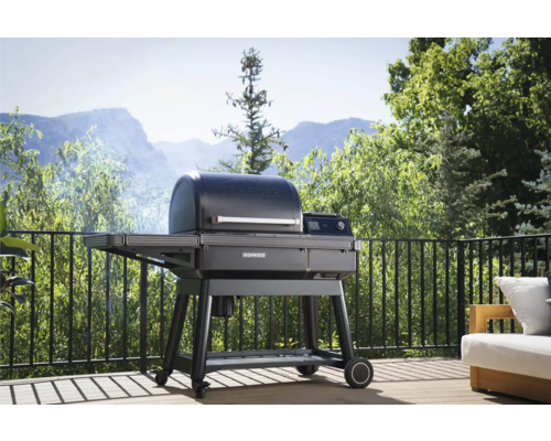 Grill på en terrass med utsikt över naturen.