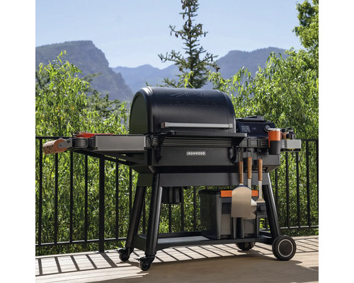 Traeger Ironwood pelletgrill på en terrass med utsikt över bergen