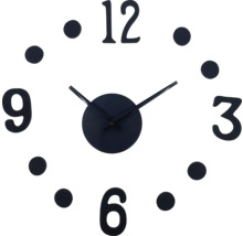 Väggklocka med siffror och punktmarkeringar
