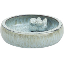 Keramisk fågelbad med fågeldekoration