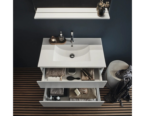 Tvättställ med öppna lådor och badrumsartiklar