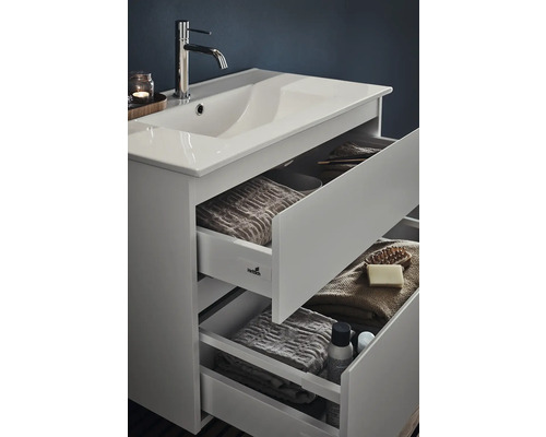 Tvättställsskåp med öppet lådsystem, handdukar och badrumsartiklar