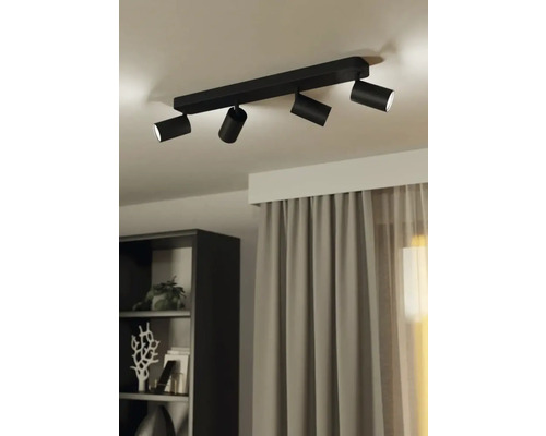 Svart taklampa med fyra spotlights i vardagsrummet