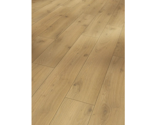 Lagt laminatgolv med trästruktur.