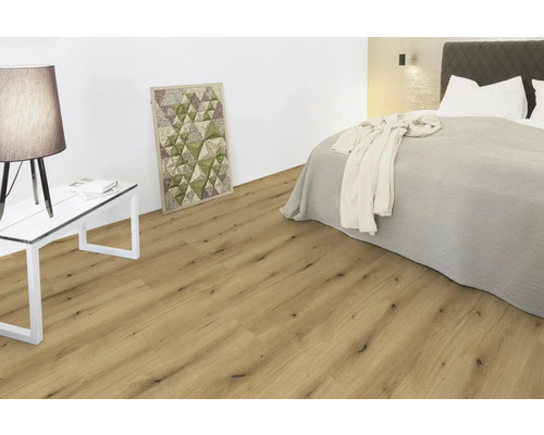 Ljust vardagsrum med trägolv, säng, bord och dekoration