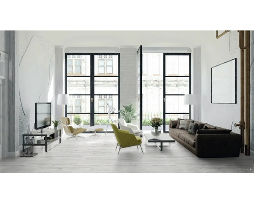 Ljust vardagsrum med soffa, fåtöljer, TV och stora fönster