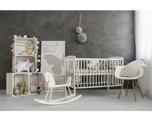 Ljust barnrum med spjälsäng, trähyllor, teddybjörnar och gunghäst