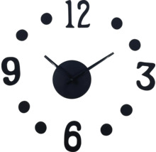 Dekorativ väggklocka med siffror och prickar.