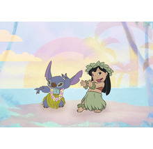 Illustration med Lilo och Stitch som dansar hula, mot en strandbakgrund