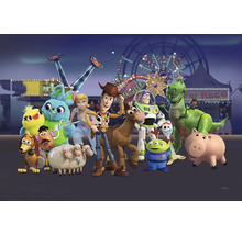 En grupp leksaksfigurer från filmen Toy Story mot en tivolimiljö