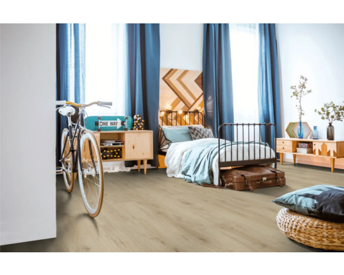 Modernt sovrum med laminatgolv, säng, byråer och dekorativa element