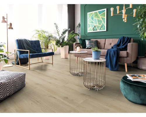 Ljust vardagsrum med laminatgolv, soffa och fåtölj