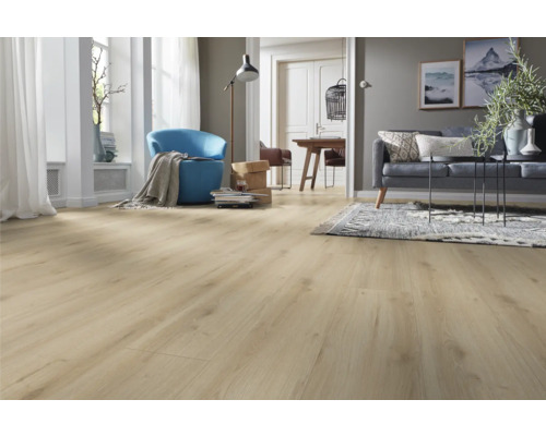 Ljust vardagsrum med laminatgolv i träutseende, soffa och fåtölj