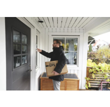 Man ringer på med en EPS-leverans vid en ytterdörr