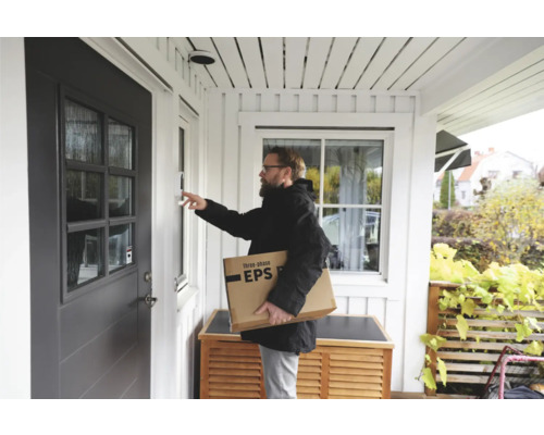 Man ringer på med en EPS-leverans vid en ytterdörr