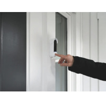 En person trycker på dörrklockan vid en ytterdörr.