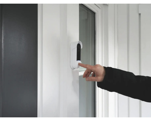 En person trycker på dörrklockan vid en ytterdörr.