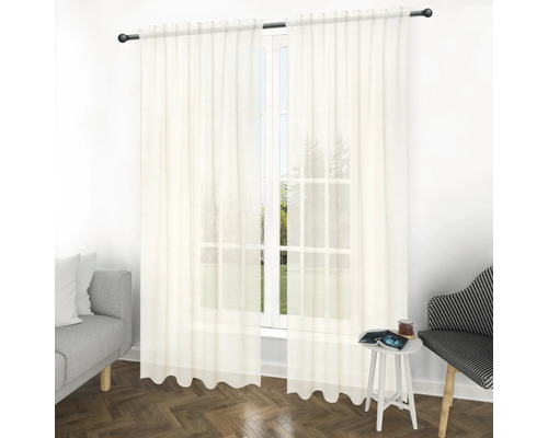 Fönster med gardiner i ett ljust vardagsrum