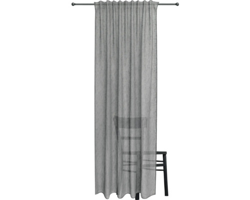 Gardin på gardinstång med stol bakom