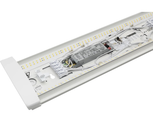Invändig vy av en LED-armatur för våtrum med LED-remsor, kablar och transformator